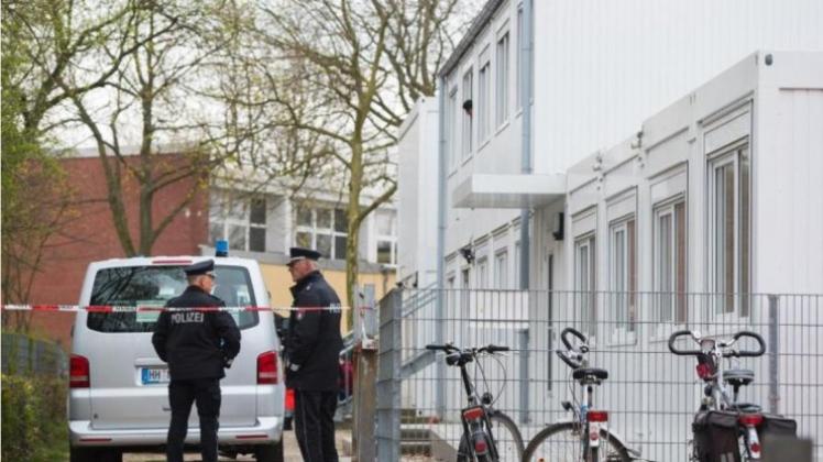 Polizeikräfte sperren in Hamburg-Wilhemsburg eine Schule ab. Bei einer Messerstecherei ist ein Jugendlicher ums Leben gekommen. 