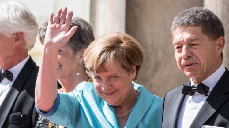 In einer Pause der Neuinszenierung von „Tristan und Isolde“ fand sich Kanzlerin und Wagner-Liebhaberin Angela Merkel plötzlich auf dem Boden wieder. 