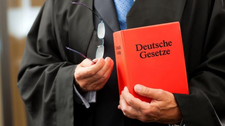 Jurastudenten der Universität Osnabrück bieten ab Juli 2015 eine Rechtsberatung für Bedürftige an – kostenlos und unverbindlich. Echte Anwälte passen auf. 