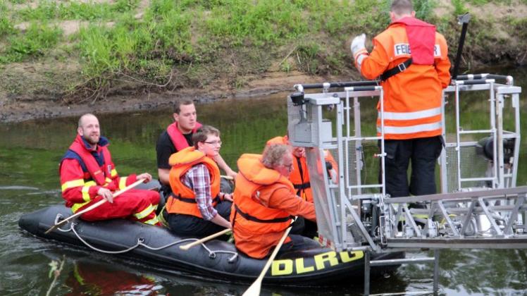 Rettungsboot an Drehleiterkorb: Die DLRG und die Feuerwehren Dötlingen und Wildeshausen üben gemeinsam auf der Wiekau den Einsatz auf einem Fluss. 