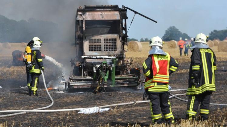 Feldbrand in Hengsterholz: 50 Feuerwehrleute sind im Einsatz.Auch eine Rundballenpresse brennt. 