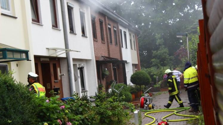 An der Koldinger Straße ist am Dienstagvormittag ein Feuer in einem Reihenmittelhaus ausgebrochen. 