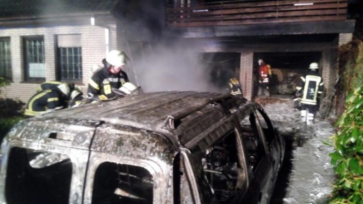 In Sögel ist eine Doppelgarage in Brand geraten. Die Garage und ein darin stehendes Auto standen in Flammen. Der brennende Wagen wurde mit einer Seilwinde aus der Garage gezogen. 