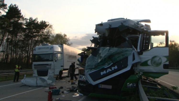Bei einem Auffahrunfall mit zwei Lastwagen auf der Autobahn 1 bei Wildeshausen im Landkreis Oldenburg ist am Donnerstagabend ein Fahrer schwer verletzt worden. 