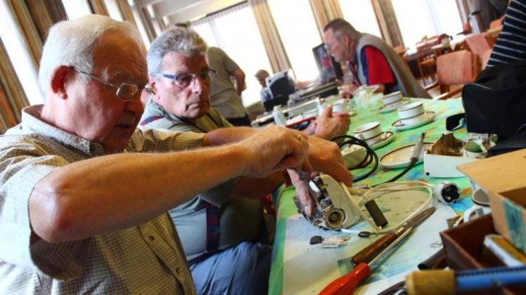 „Das ist das Einfachste, was man so machen kann“: Horst Gellermann repariert den Mixer einer älteren Dame. Ein Kabelbruch hat das Rührgerät mattgesetzt. Zum Wegwerfen ist er aber dennoch zu schade. 