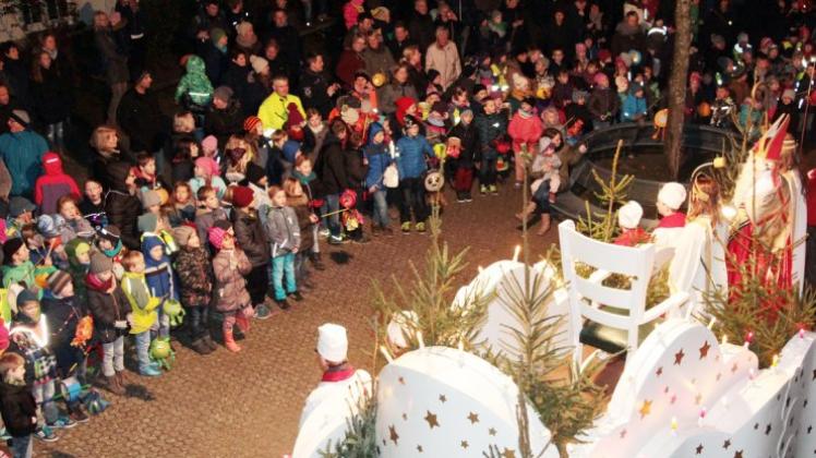 Der Nikolaus beschenkte die vielen Kinder in Haselünne.