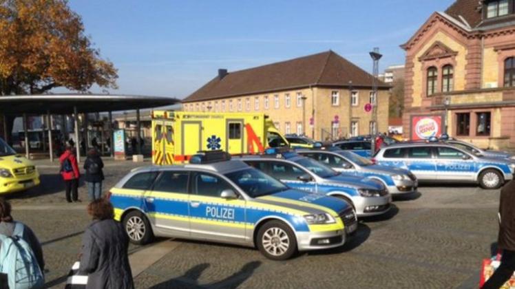 Bei Auseinandersetzungen zwischen Fußballfans sind am Samstagmittag am Hauptbahnhof in Osnabrück zehn Polizisten verletzt worden. 