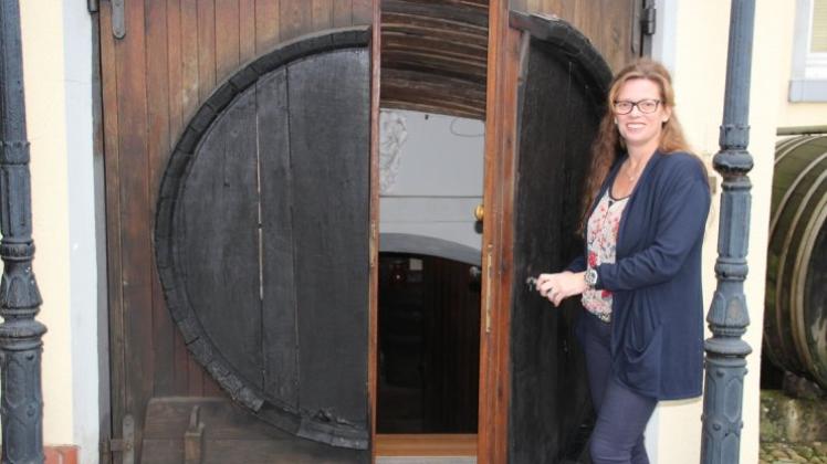 Marion Schone öffnet die Fasstür zum größten Weinkeller Niedersachsens. 