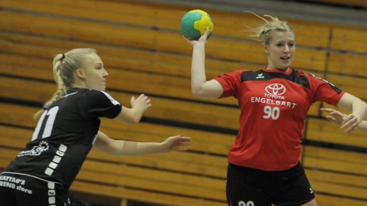 Entwischt: Kerstin Janßen (rechts) feierte mit den Landesliga-Handballerinnen der HSG Delmenhorst einen 24:24-Heimsieg über die HSG Barnstorf/Diepholz um Vivien Scheland. Entwischt: Kerstin Janßen (rechts) feierte mit den Landesliga-Handballerinnen der HSG Delmenhorst einen 24:24-Heimsieg über die HSG Barnstorf/Diepholz um Vivien Scheland.