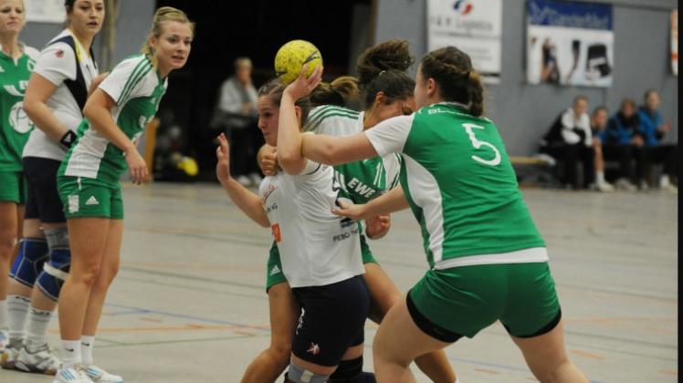Hausaufgabe: Saskia Petersen (am Ball), hier gegen die Oldenburgerin Katrin Hobbie, und die HSG empfangen Werder II.