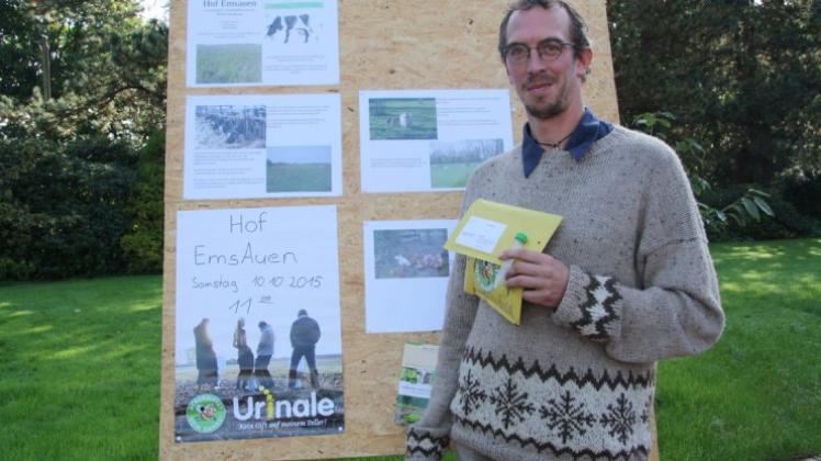 Bio-Bauer Kristian Lampen aus Rhede verteilt bei der Urinale 2015 Röhrchen und Umschlag zur Untersuchung des eigenen Urins. 