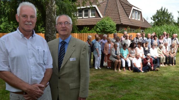 Gerold Ohlenbusch (links) löst Hartwig Ohlenbusch als Präsident des Sippenverbandes beim Familientag in Ganderkesee ab. 