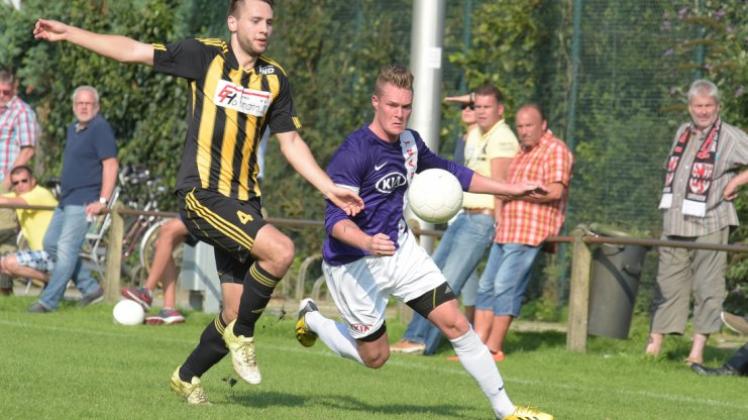 Setzten sich durch: Die Kreisliga-Fußballer des TV Jahn um Dennis Schwingel (rechts) gewannen ihr Heimspiel gegen den TV Munderloh mit Tim Müller 4:2. Setzten sich durch: Die Kreisliga-Fußballer des TV Jahn um Dennis Schwingel (rechts) gewannen ihr Heimspiel gegen den TV Munderloh mit Tim Müller 4:2.