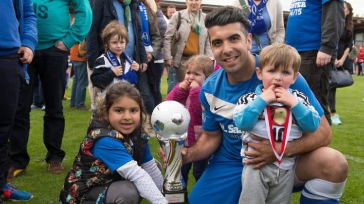Da ist der Pott: Iman Bi-Ria jubelt nach dem Pokalsieg mit dem Bremer SV mit seinen Kids und seinem Neffen. 
