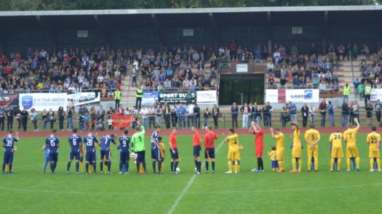 5. Oktober 2014, Delmenhorster Stadion: Spieler des Gastgebers SV Tur Abdin (links) und des SV Atlas präsentieren sich den 1800 Zuschauern. Das Fußball-Stadtderby endet mit einem 1:1.