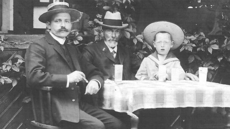 Drei Generationen an einem Tisch: Hermann Tönjes (li.) sollte 1915, sein Sohn Heinrich 1944 in Frankreich fallen. Bildvorlagen (2): R. Neunaber