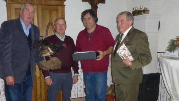 Gast des Heimatvereins Niederlangen war der Biologe Gunnar Gad (Dritter von links). Er wurde von Hubert Albers und Alfons Robbe sowie von Helmut Suntrup von der Jagdhornbläsergruppe des Hegerings Lathen  (von links) begrüßt. 