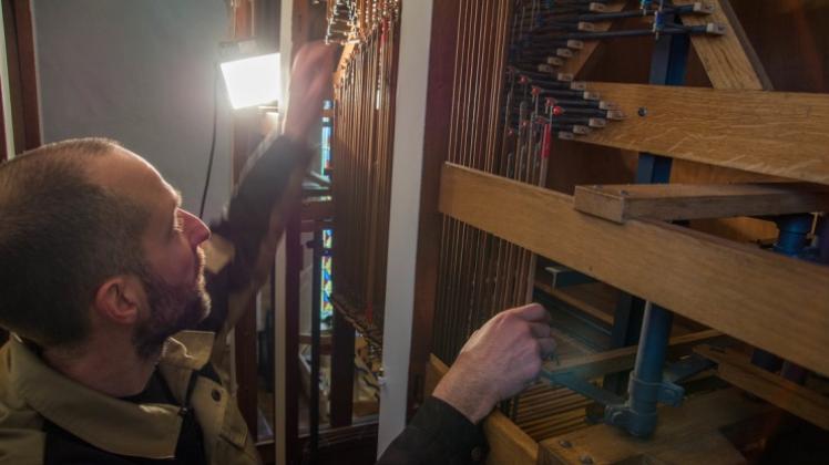Orgelbauer Mathias Johannmeier gewährt tiefe Einblicke in die Mechanik der renovierten Orgel: Das sogenannte Wellenbrett sorgt dafür, dass zu jedem Tastendruck auf der Klaviatur das passende Ventil geöffnet wird. 