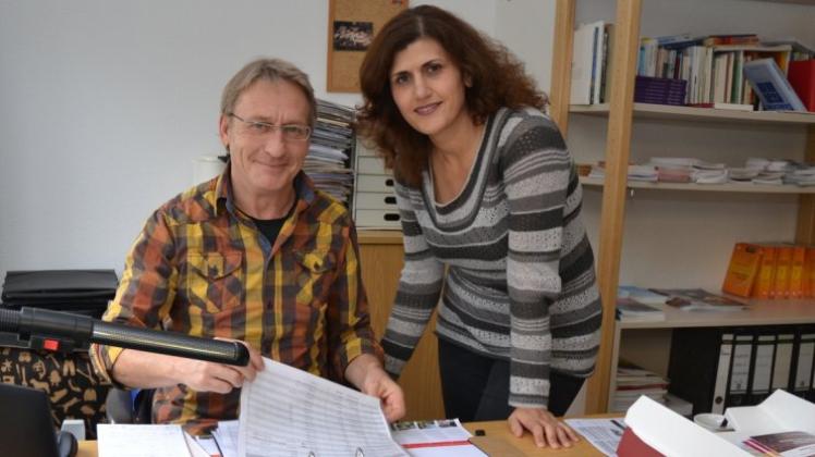 Sandra Baba unterstützt Peter Koepke bei der Einarbeitung als Flüchtlingssozialarbeiter der Diakonie im Oldenburger Land für Ganderkesee und Hude. 