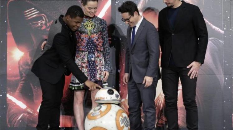 John Boyega, Daisy Ridley, BB-8, J.J. Abrams und Adam Driver reisen für «Star Wars» um die Welt. Foto: Kiyoshi Ota