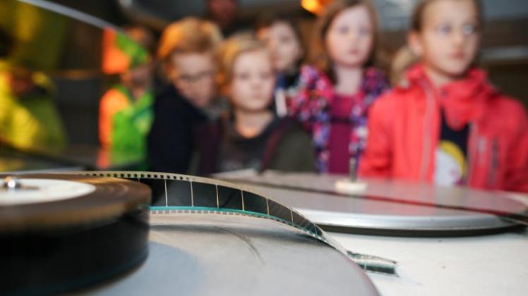 Neun Kinder erfuhren im Cinema Arthouse, wie der Film auf die Leinwand kommt.