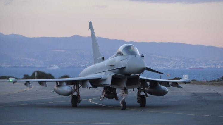 Ein Eurofighter der britischen Royal Air Force auf einem Stützpunkt auf Zypern. Auch Großbritannien beteiligt sich am Luftkampf gegen die Terrormilliz IS. 