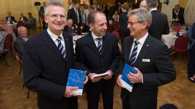 Präsentierten auf der Versammlung neben der Bilanz auch die Chronik: die Vorstandsmitglieder Martin Versemann und Wolfgang Etrich sowie der Aufsichtsratsvorsitzende Ralf Guttmann (von links). 