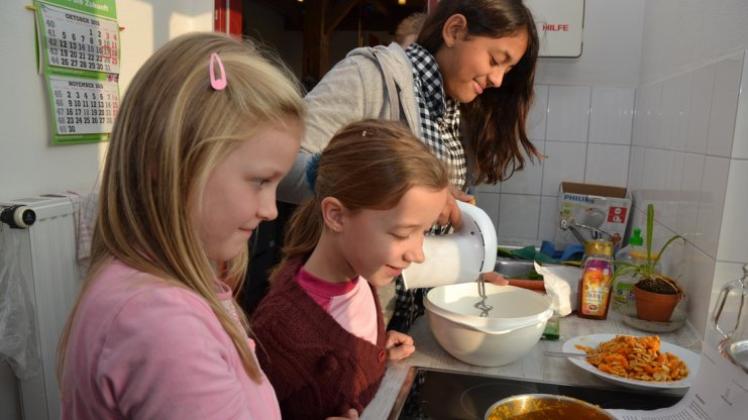 Beim Kürbisfest im Jugendzentrum Horst haben Sanna Fricke (7), Marlene Schümers (7) und Alyn Schümers (12, v.l.) Kürbisbrot vorbereitet. 