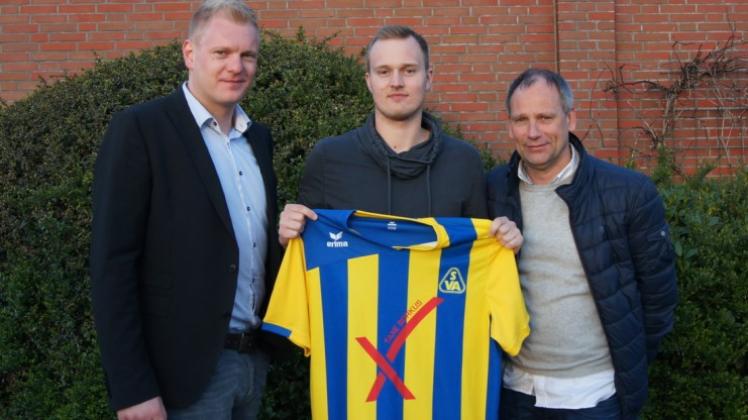 Der erste Zugang für die neue Saison: Tom Witte (Mitte) wechselt vom Brinkumer SV zum SVA. Das freut auch Team-Manager Bastian Fuhrken (links) und den Sportlichen Leiter Jörg Rosenbohm. 