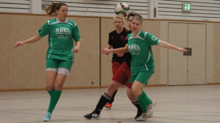 Zogen in die Zwischenrunde ein: die Fußballerinnen der SF Wüsting-Altmoorhausen (grüne Trikots) und des VfL Stenum. Die Vorrundenpartie der Fußball-Hallenkreismeisterschaft gewannen die Stenumerinnen mit 2:0.