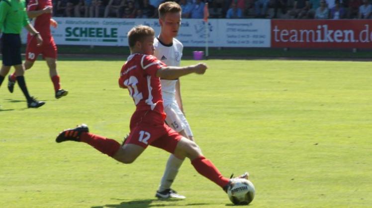 Starteten mit einer Heimniederlage in die Landesliga-Saison: die Fußballer des VfL Wildeshausen um Maximilian Seidel (vorn). Marco Veltmaat gewann mit Vorwärts Nordhorn im Krandelstadion mit 4:0 (1:0). 