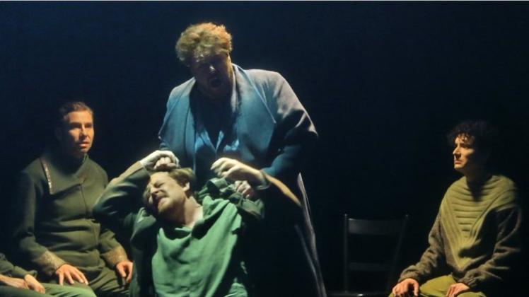 Im Todeskampf: Tristan (Stephen Gould, stehend) packt im Wahn seinen Freund Kurwenal (Iain Paterson). 