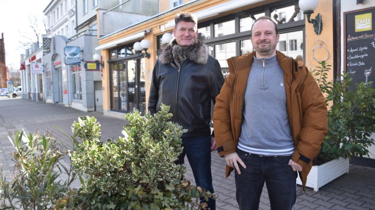 Der Warnemünder Axel Tolksdorff und Gastronom Michael Brügmann vor dem neuen italienischen Restaurant in der Mühlenstraße, das noch keinen Namen hat.