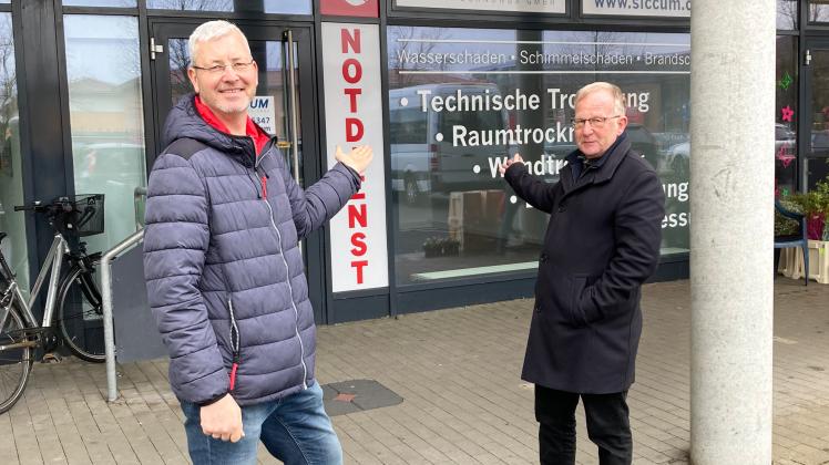 Hier soll die neue Kneipe hin: WGS-Aufsichtsratschef Daniel Meslien und Ortsbeiratsvorsitzender Georg Christian Riedel (r.) zeigen auf ein Ladengeschäft in den Dreesch Arkaden.