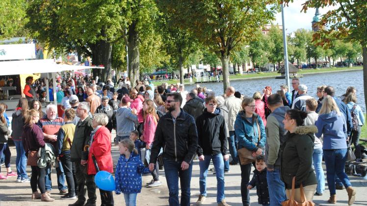 Ein Bild aus fröhlicheren Tagen vor der Corona-Pandemie: Das Altstadtfest am zweiten September-Wochenende zog Tausende Gäste in die Stadt. Bummeln um den Pfaffenteich