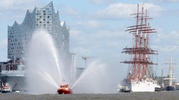Hamburg Ein Feuerlöschboot führt die Auslaufparade an dahinter rechts das Segelschiff Sedov beim 8