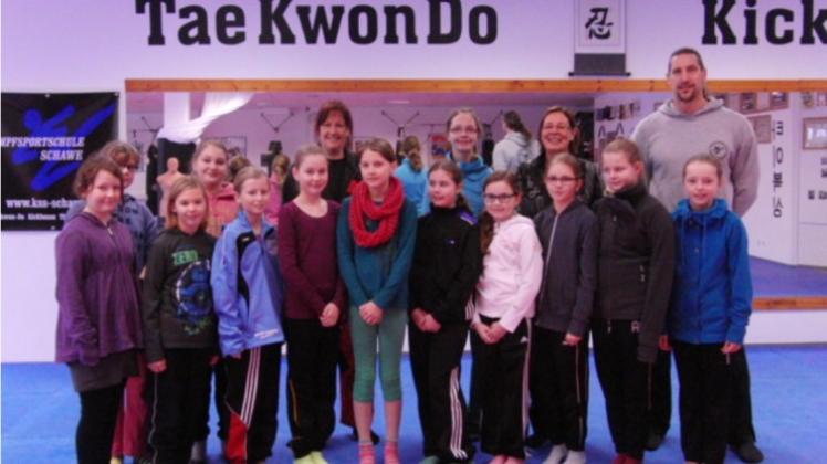 15 Mädchen stärkten ihr Selbstbewusstsein in der Kampfsportschule Schawe. 