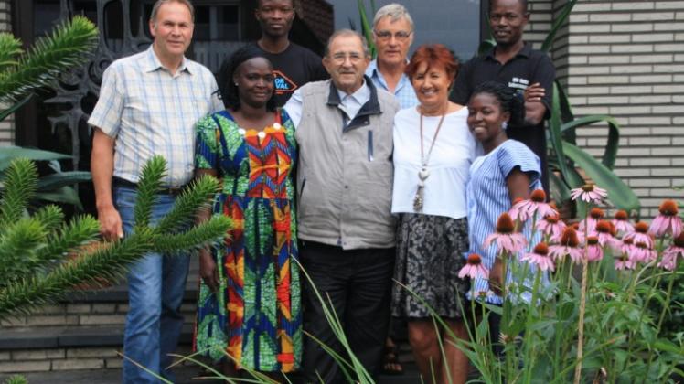 Besuch aus Ghana v.l.: Hans Becker, Christina Zimi, Ernest Sansah, Pater Hagen, Joseph Robben, Gudrun Gundlach, Rufina Angkyier und Stephen Faditey.