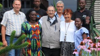 Besuch aus Ghana v.l.: Hans Becker, Christina Zimi, Ernest Sansah, Pater Hagen, Joseph Robben, Gudrun Gundlach, Rufina Angkyier und Stephen Faditey.