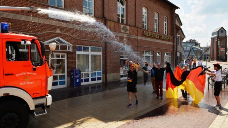 Wasser marsch: Vom Löschfahrzeug der Freiwilligen Feuerwehr Meppen wird die Redaktion der Meppener Tagespost am Freitagnachmittag vor dem Redaktionsgebäude nass gespritzt. 