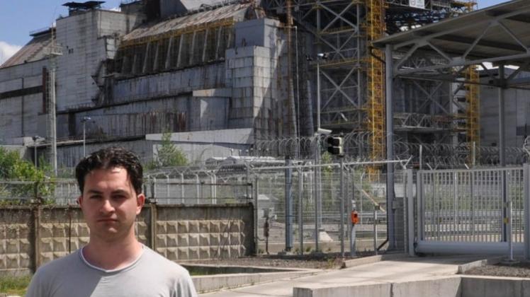 Der Franzose Alexandre Hryszkiewicz ist Katastrophentourist. Hier steht er vor der Ruine des Atomkraftwerks von Tschernobyl.