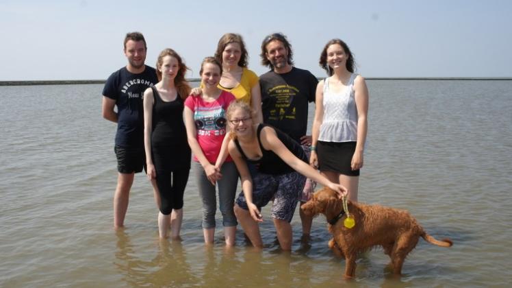 An der Nordsee sind sie Jugendleiterinnen geworden: (von links) Franziska Bilau, Kata Balázs, Marla Kleine, Michelle Neubert und Annabel Theek. Kenntnisse über Jugendgruppen-Pädagogik vermittelte Schulsozialpädagoge Maik Rapczinski (2. von rechts), der auf der Fahrt von Adrian Schäfer (links) unterstützt wurde. Im Vordergrund: Vorstehhund Yeti. An der Nordsee sind sie Jugendleiterinnen geworden: (von links) Franziska Bilau, Kata Balázs, Marla Kleine, Michelle Neubert und Annabel Theek. Kenntnisse über Jugendgruppen-Pädagogik vermittelte Schulsozialpädagoge Maik Rapczinski (2. von rechts), der auf der Fahrt von Adrian Schäfer (links) unterstützt wurde. Im Vordergrund: Vorstehhund Yeti.