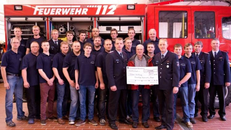 Auch sie helfen gerne: Die Mitglieder der Berger Feuerwehr haben aus dem Erlös der Osterfeuerfete insgesamt 1000 Euro für den Bau der Turnhalle zur Verfügung gestellt. Auch sie helfen gerne: Die Mitglieder der Berger Feuerwehr haben aus dem Erlös der Osterfeuerfete insgesamt 1000 Euro für den Bau der Turnhalle zur Verfügung gestellt.
