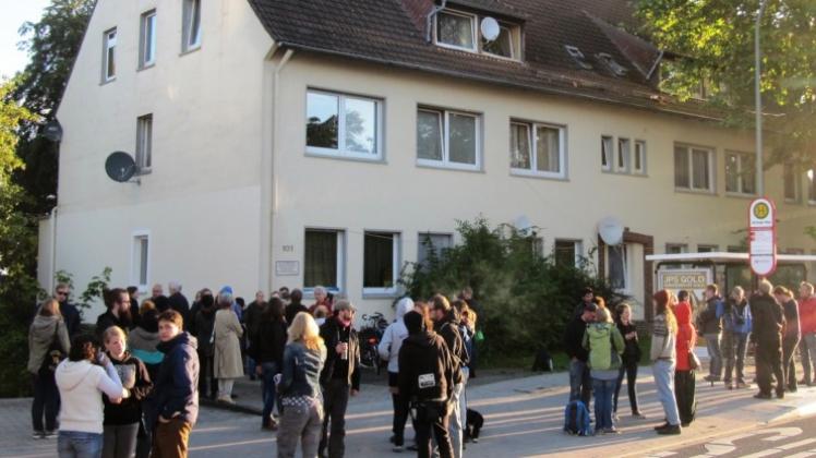 Am frühen Dienstagmorgen verhinderten mehr als 100 Osnabrücker die Abschiebung eines jungen Syrers nach Italien. 