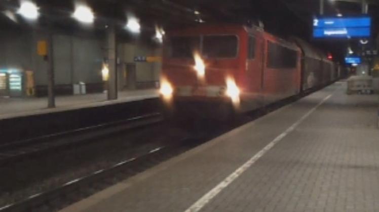 Der Zug rollt durch den Osnabrücker Hauptbahnhof. Zuvor hatten ihn Atomkraftgegner in Hamburg blockiert. Video/Screenshot: Anti-Atom-Gruppe Osnabrück