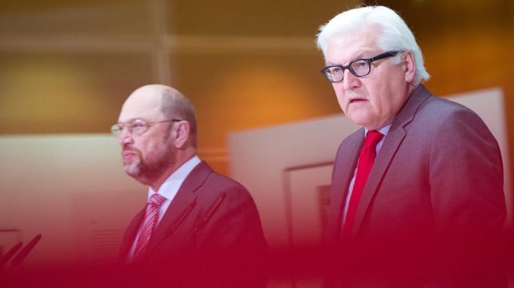 Außenminister Frank-Walter Steinmeier (SPD, r) ist besorgt über die Lage in Libyen (hier im Bild mit Martin Schulz, Spitzenkandidat der Sozialdemokraten zur Europawahl). Foto:dpa