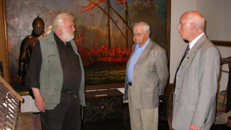 Bernhard Süskind (Mitte) besucht wieder seine Heimatstadt Fürstenau. Diese Aufnahme entstand im Kreismuseum Bersenbrück im Jahr 2008, als er zusammen mit Gerd Philipp und Fürstenaus Bürgermeister Herbert Gans (rechts) Erinnerungen an seine Kindheit auffrischte. 