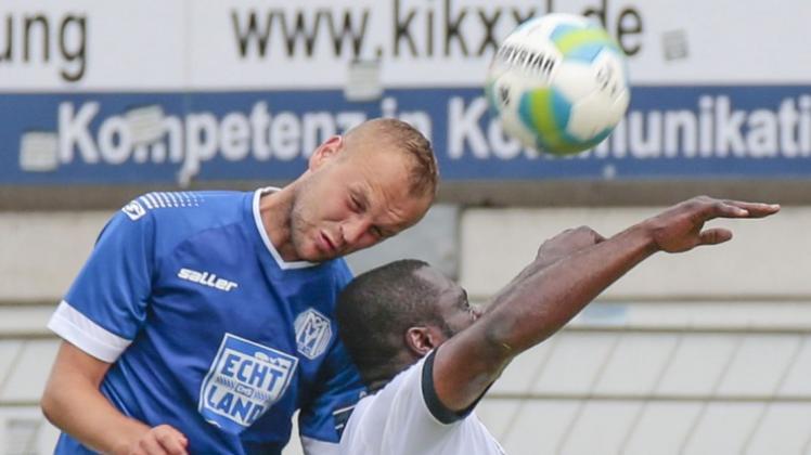 Kopfballstärke bewies Meppens Testspieler Theo Vogelsang hier im Zweikampf mit Ex-Nationalspieler Gerald Asamoah. In der Partie gegen Schalke II erreichten die Emsländer ein glückliches 2:2. Fotos: Werner Scholz Kopfballstärke bewies Meppens Testspieler Theo Vogelsang hier im Zweikampf mit Ex-Nationalspieler Gerald Asamoah. In der Partie gegen Schalke II erreichten die Emsländer ein glückliches 2:2. Fotos: Werner Scholz