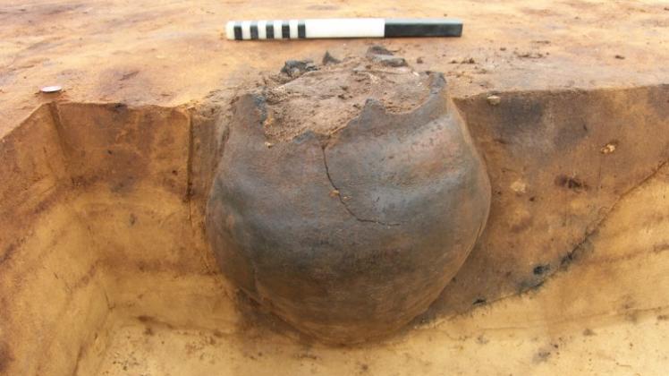 Aus der Zeit um etwa 350 v. Chr. stammt den Archäologen zufolge diese Urne mit Beigabe, die in Walchum gefunden wurde. 