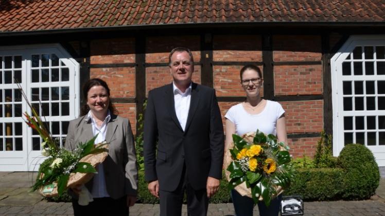 Blumensträuße zum Abschied und Amtsantritt gab es für Nele Rosenhagen (links) und Stefanie Konermann (rechts) vom LAG-Vorsitzenden Bernhard Hummeldorf. 